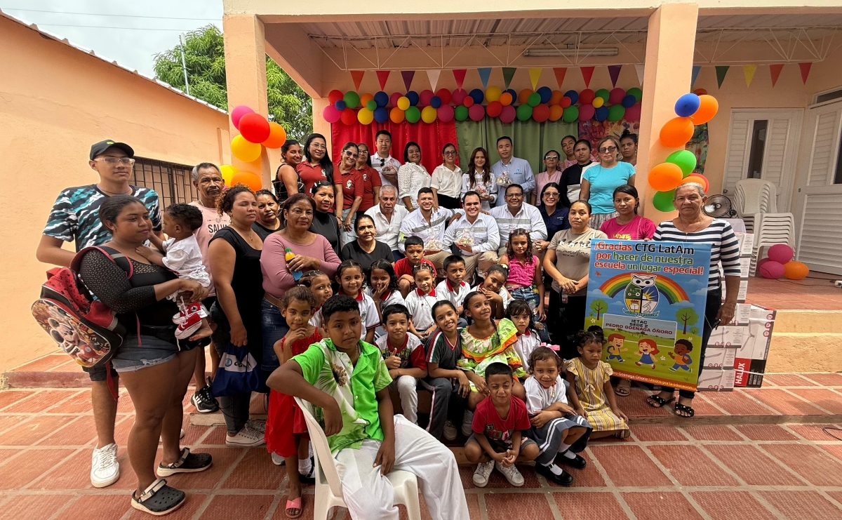 三峽拉美公司出席戈埃納加小學(xué)修繕落成典禮